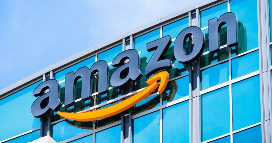 Amazon-logo-building-913x479.jpg